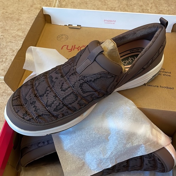 Slip ons - Picture 2 of 5